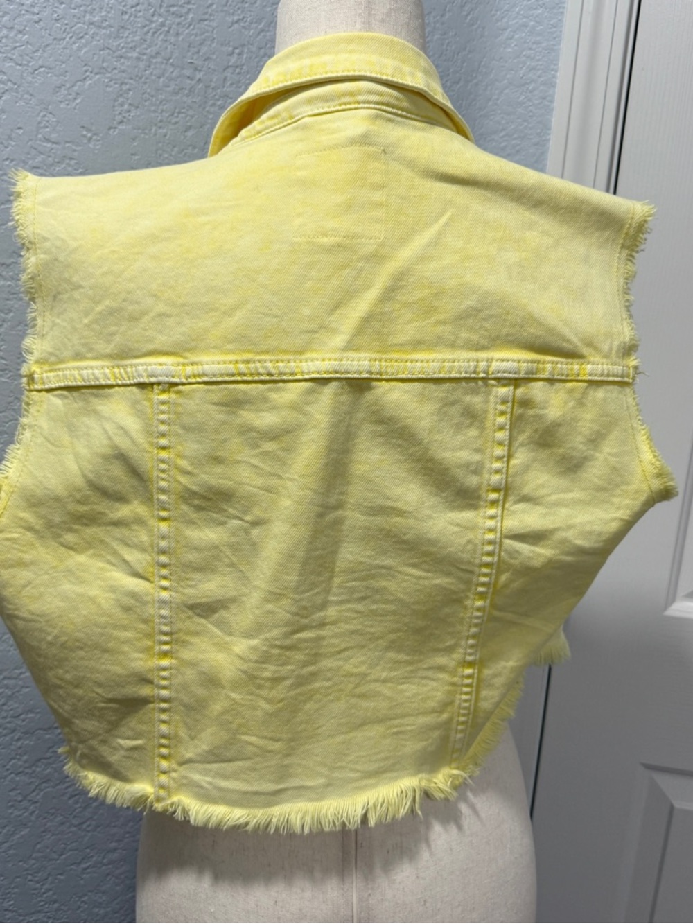 Avec Les Filles Size L Butter Yellow Cropped Denim Vest Frayed Coastal Summer - Picture 9 of 15